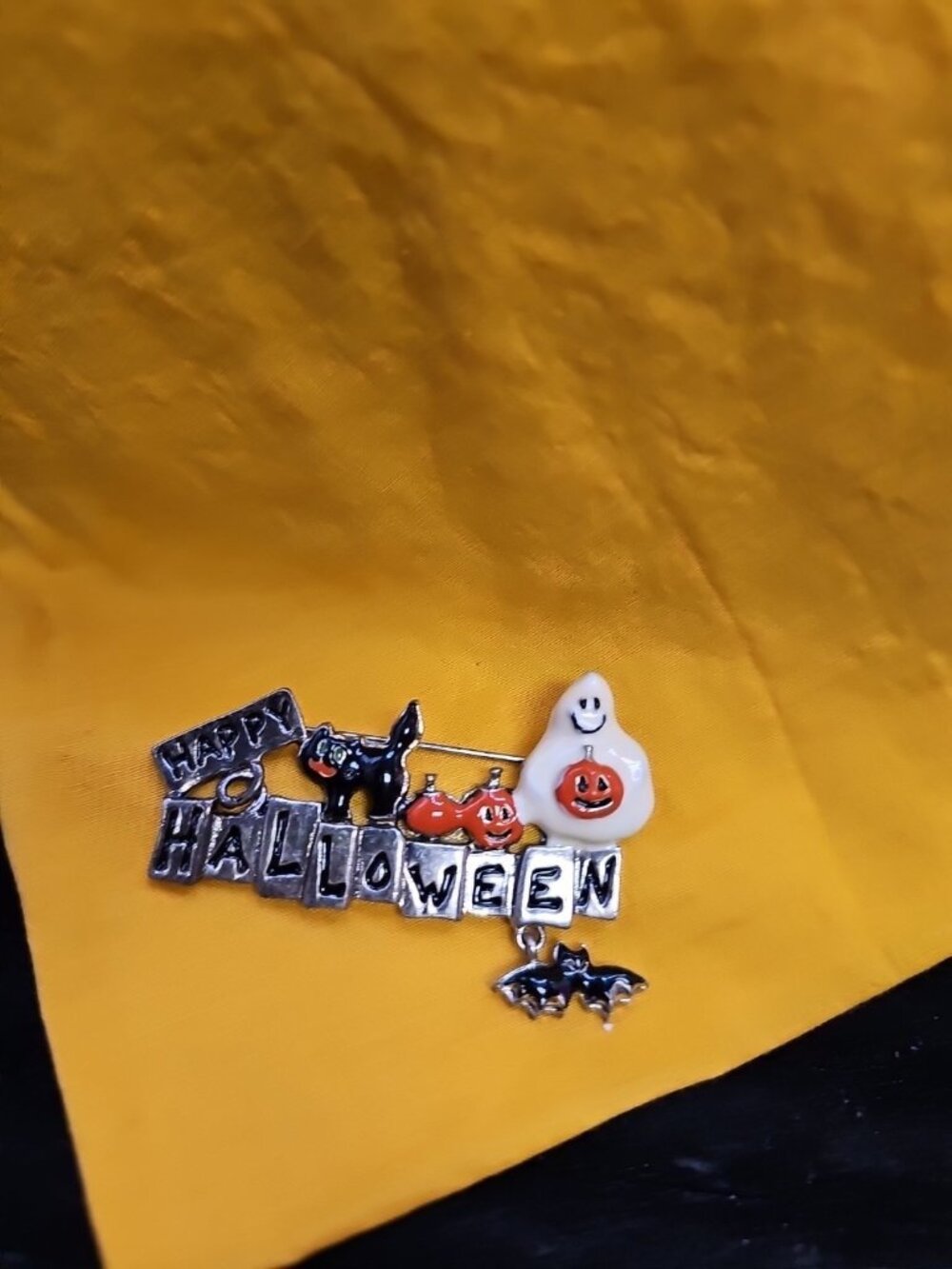 Brooch/pin Happy Halloween Articulated Bat Silvertone White/orange/black Enamel